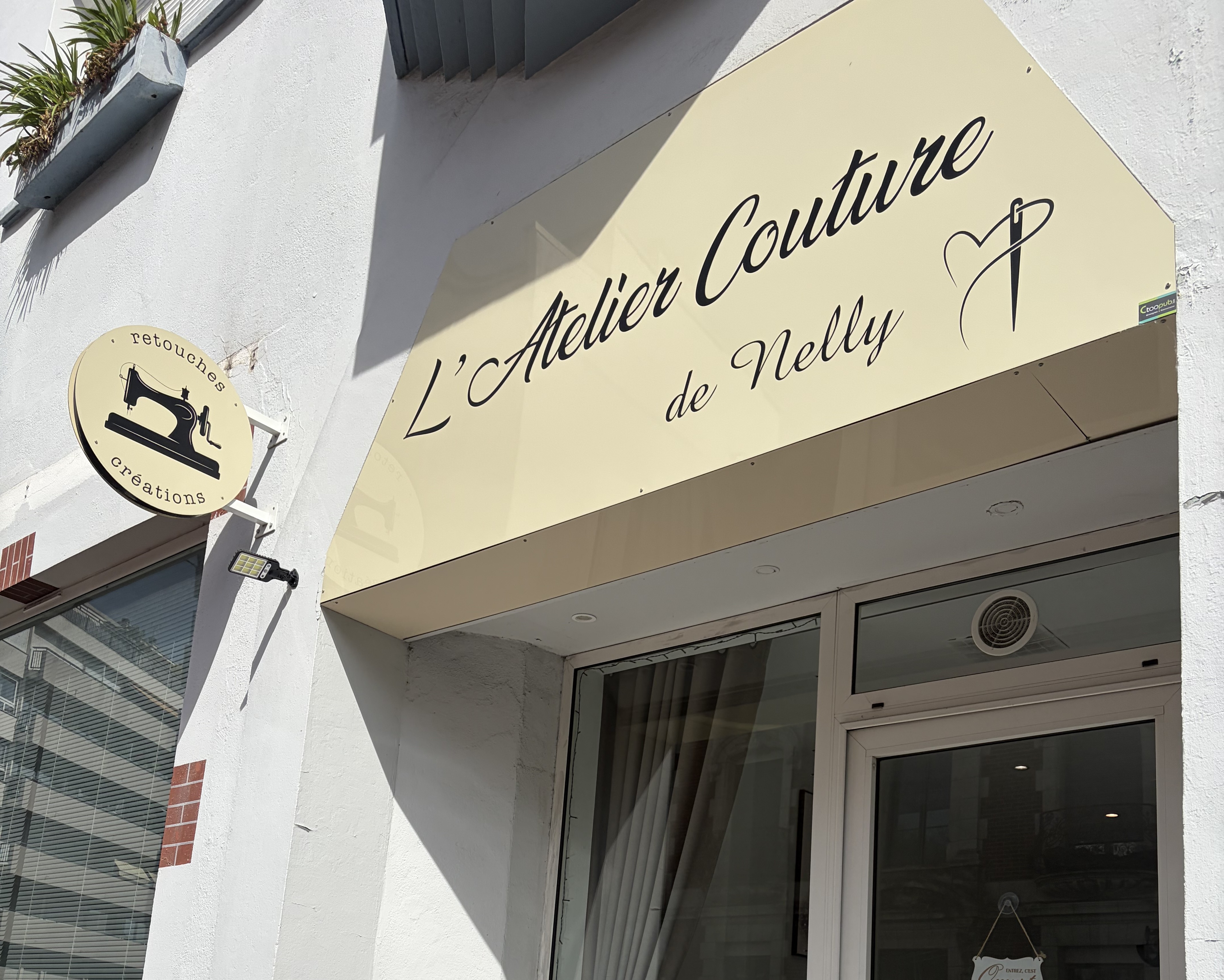 Devanture de l'Atelier Couture de Nelly